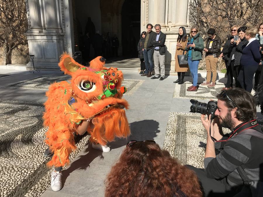 El pasacalles de la Danza del Dragón ha salido del Hospital Real 