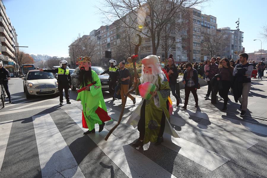 El pasacalles de la Danza del Dragón ha salido del Hospital Real 