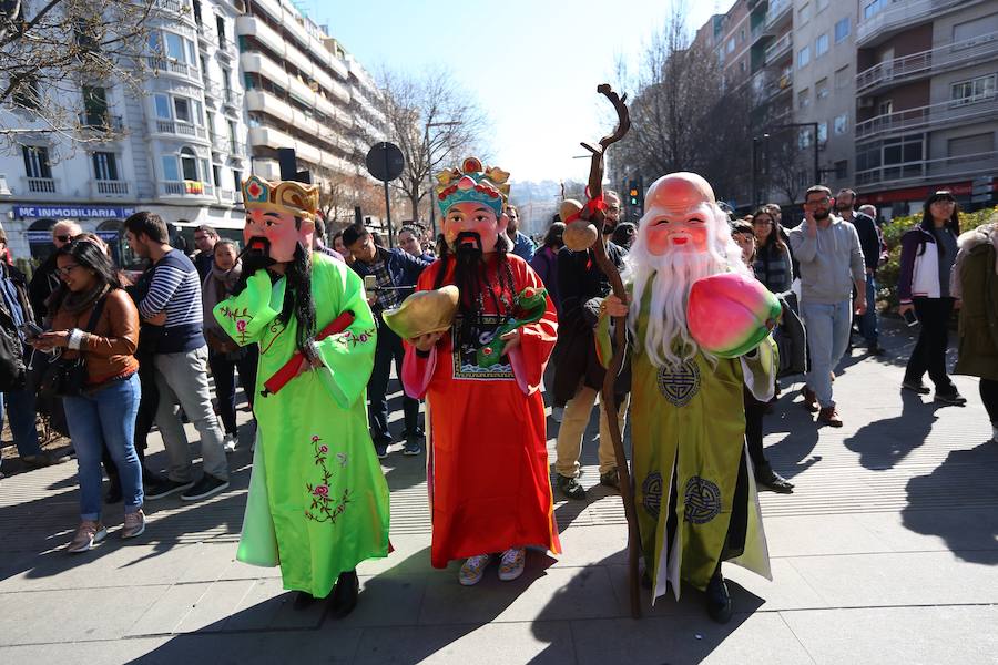 El pasacalles de la Danza del Dragón ha salido del Hospital Real 