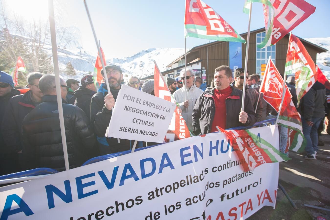 La estación de esquí de Sierra Nevada se encuentra cerrada este sábado por la huelga convocada por los trabajadores del servicios de remontes