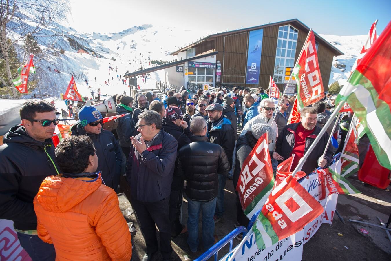 La estación de esquí de Sierra Nevada se encuentra cerrada este sábado por la huelga convocada por los trabajadores del servicios de remontes