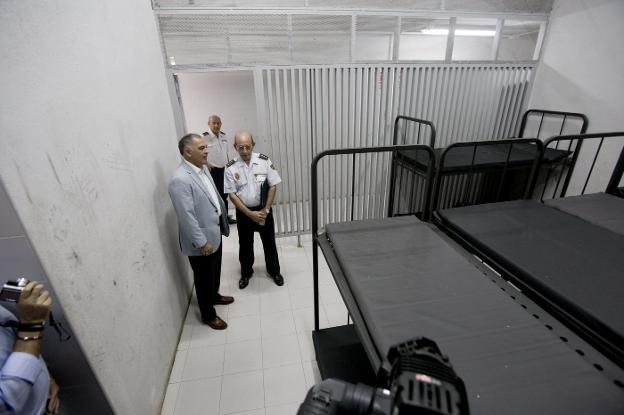 Imagen de una de las celdas del centro con literas en 2014 cuando el entonces subdelegado Santiago Pérez (PP) realizó una visita abierta a los medios de comunicación. 