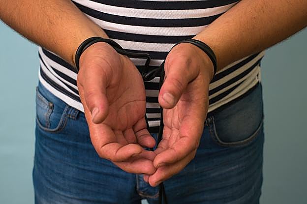 La holgura de las bridas que el joven se puso en manos y pies para recrear su rapto levantó enseguida las sospechas de la Policía. :: R. c.