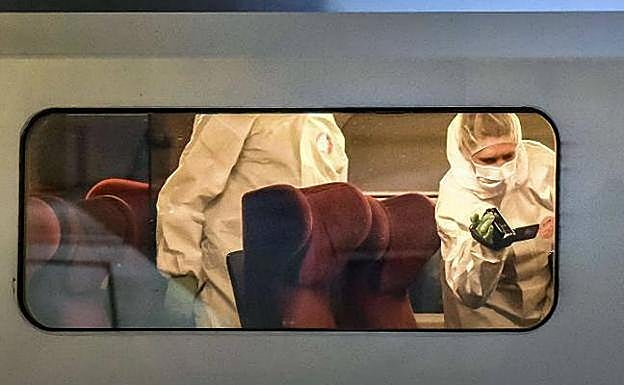 Agentes de policía francesa recogen pruebas en el tren Thalys entre Ámsterdam y París. 