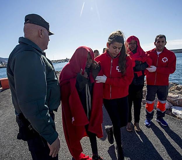 El último grupo de inmigrantes rescatado de una patera, en este mes de febrero, a su llegada al puerto de Motril. 