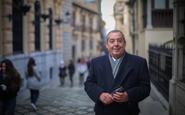 Ramón BurgosLedesma, pregonero de la Semana Santa de 2018, posa para IDEAL en la calle Oficios.