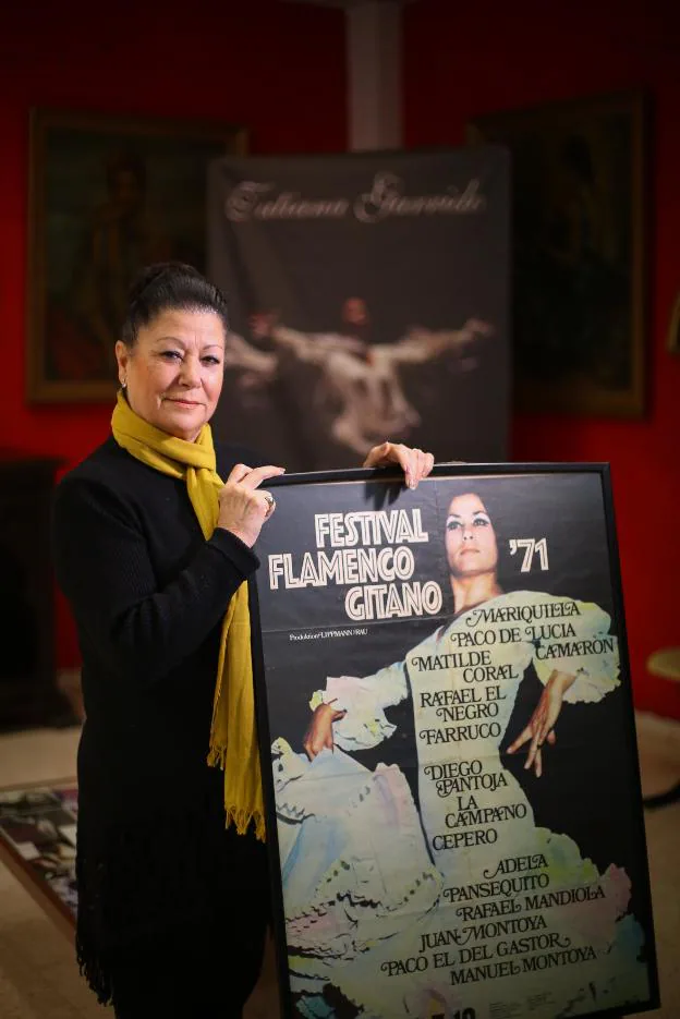 María, con un cartel de un festival en Alemania que ella encabezó. 