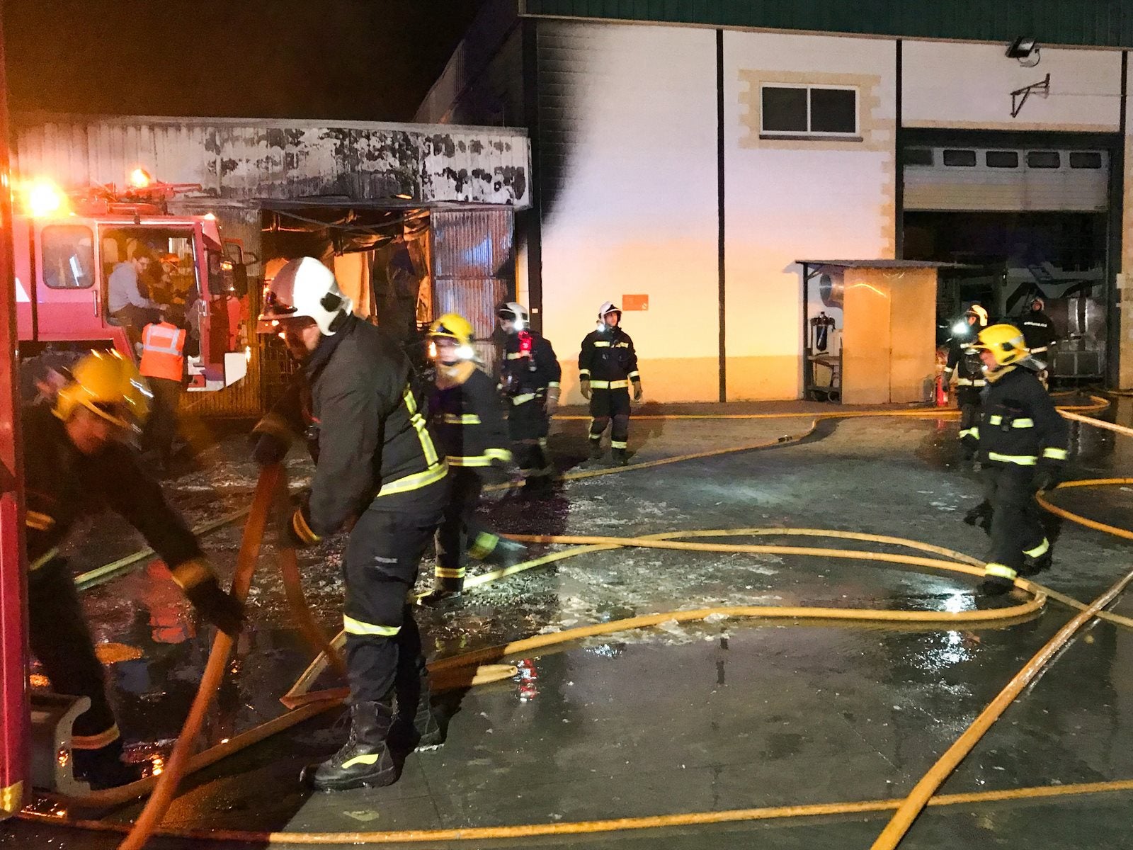 El fuego en una nave industrial de Santa Fe moviliza a casi todo el Cuerpo de Bomberos de Granada