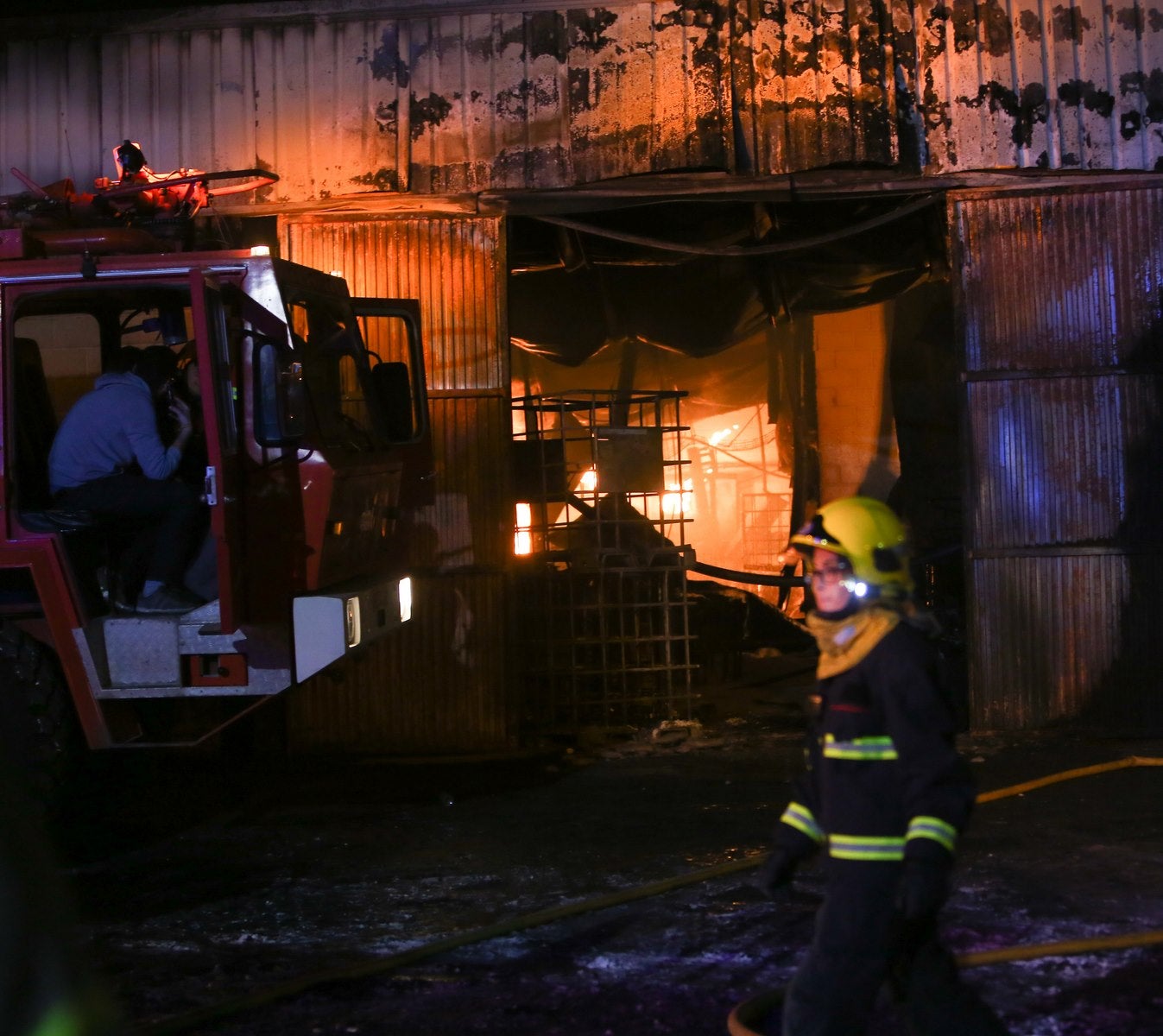 El fuego en una nave industrial de Santa Fe moviliza a casi todo el Cuerpo de Bomberos de Granada