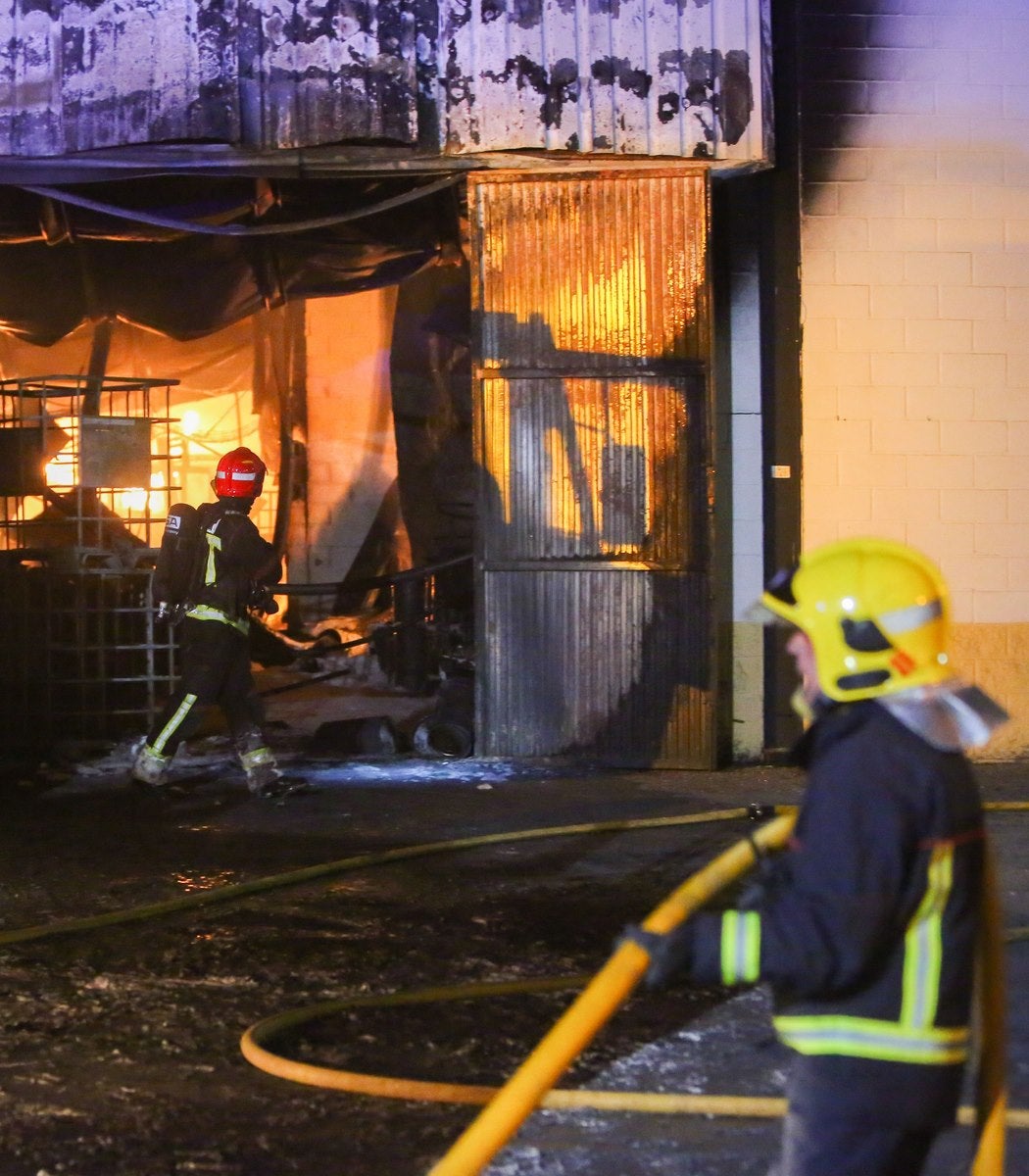 El fuego en una nave industrial de Santa Fe moviliza a casi todo el Cuerpo de Bomberos de Granada