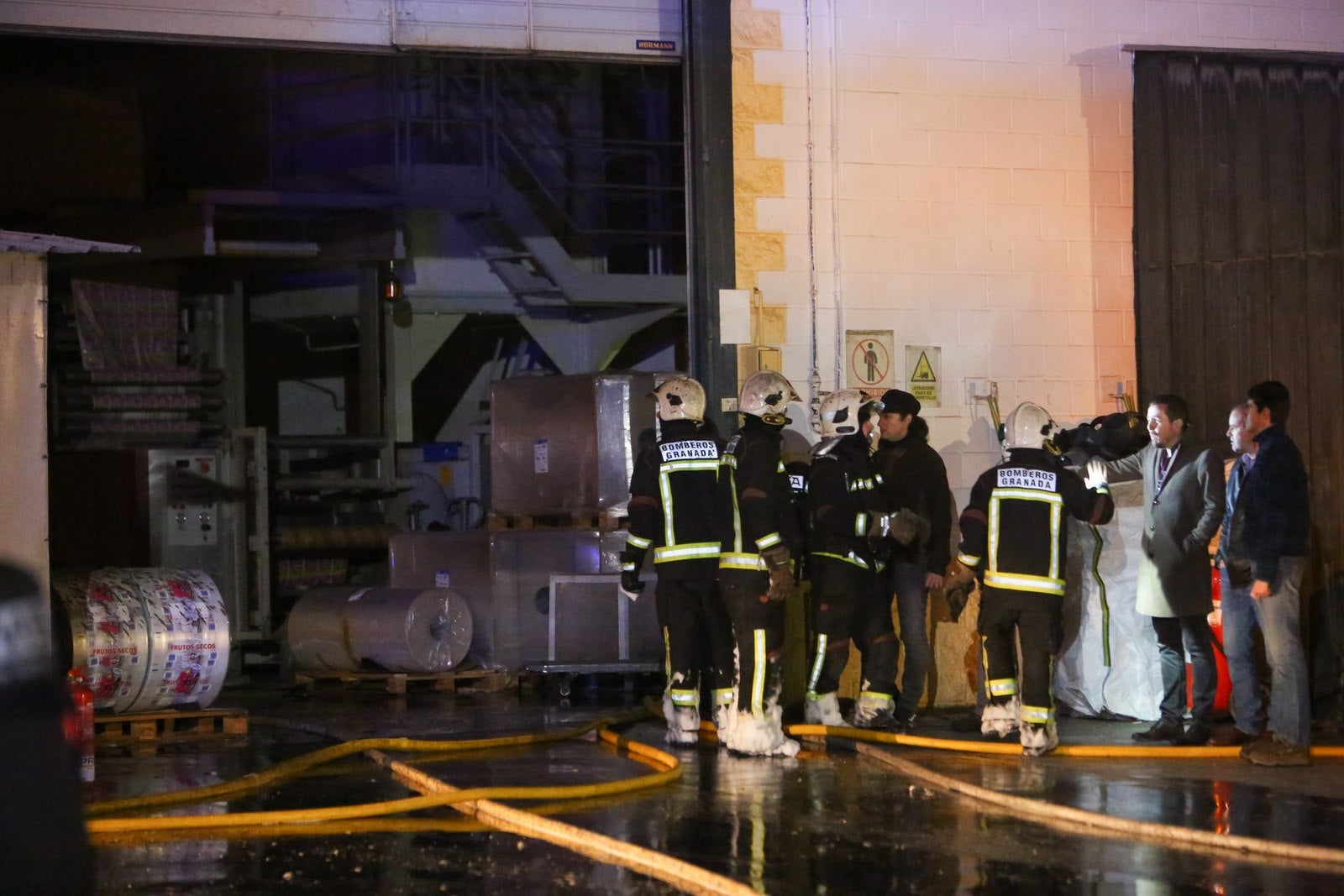 El fuego en una nave industrial de Santa Fe moviliza a casi todo el Cuerpo de Bomberos de Granada