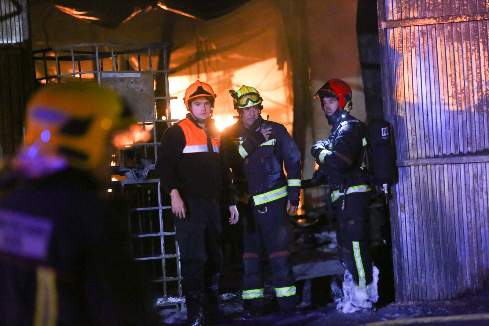 El fuego en una nave industrial de Santa Fe moviliza a casi todo el Cuerpo de Bomberos de Granada