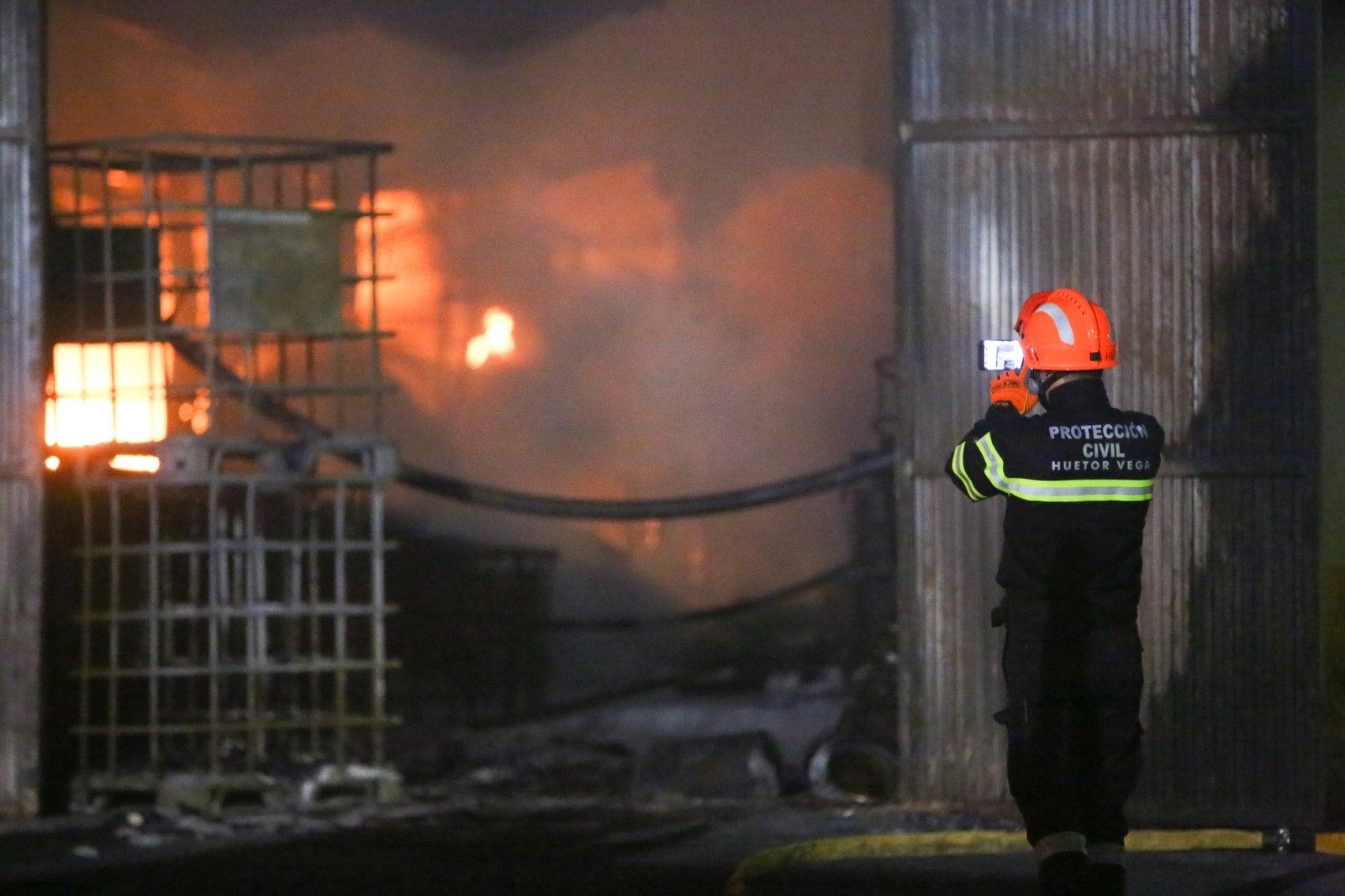 El fuego en una nave industrial de Santa Fe moviliza a casi todo el Cuerpo de Bomberos de Granada