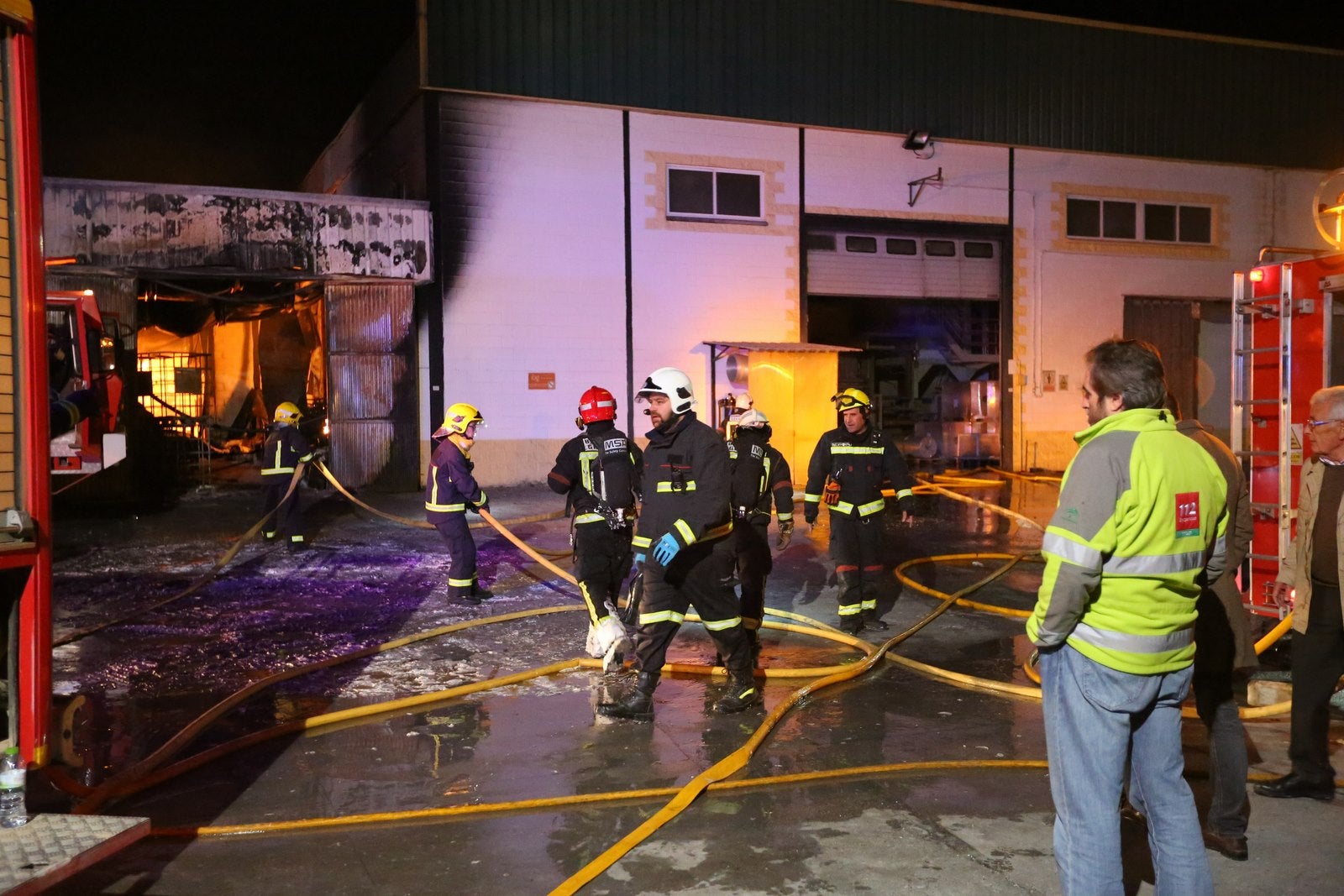 El fuego en una nave industrial de Santa Fe moviliza a casi todo el Cuerpo de Bomberos de Granada