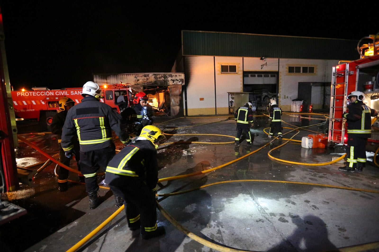 El fuego en una nave industrial de Santa Fe moviliza a casi todo el Cuerpo de Bomberos de Granada