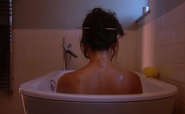 Fallece una mujer electrocutada por usar el móvil en la bañera