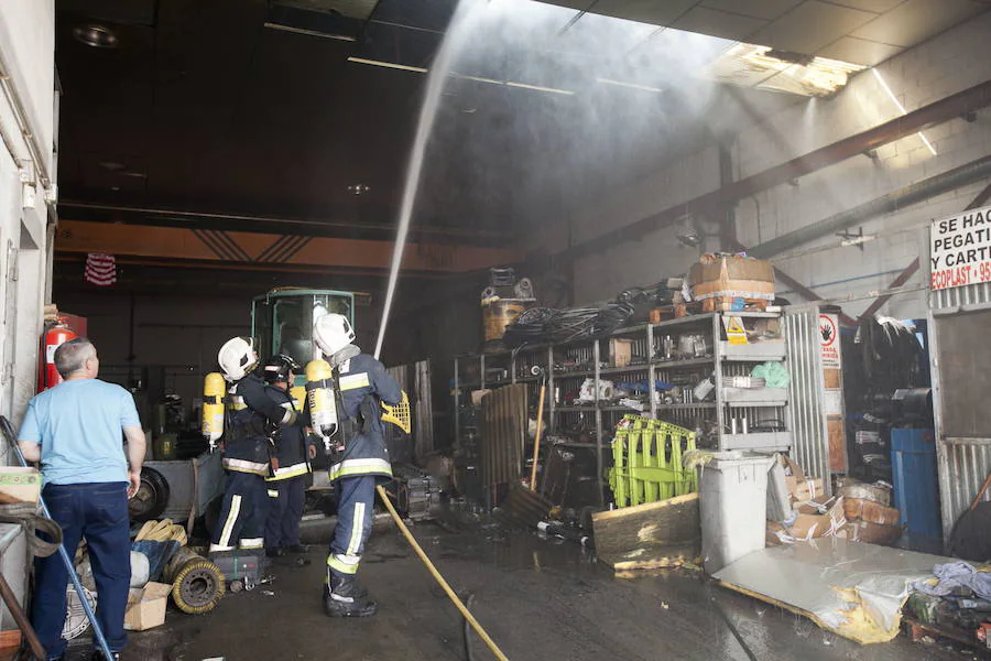 Se declara un incendio en la nave de la empresa Artesanías Molero, dedicada a la artesanía de taracea, en el polígono industrial Juncaril. 24 de junio de 2011