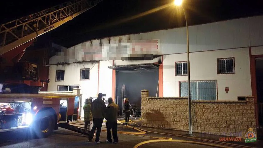 Un incendio con varios focos quema una nave de bisutería en el polígono industrial ‘La Paloma’ de Padul. 11 de abril de 2016