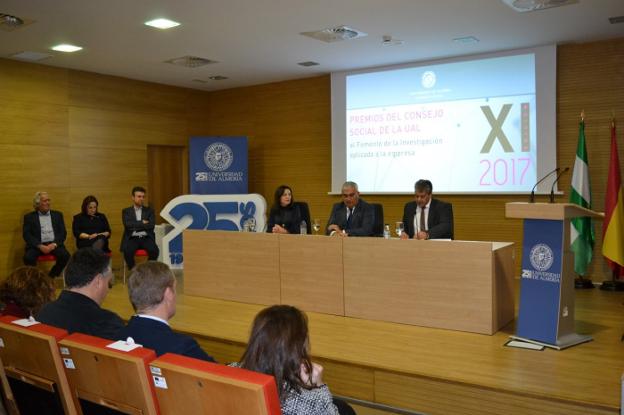 El rector de la Universidad de Almería, Carmelo Rodríguez, presentando la conferencia del consejero Ramírez de Arellano.