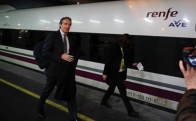 El ministro de Fomento, Íñigo de la Serna, antes de emprender un viaje a Barcelona en AVE. 
