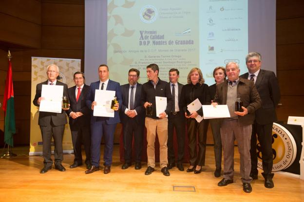 Los premiados posan con las autoridades.