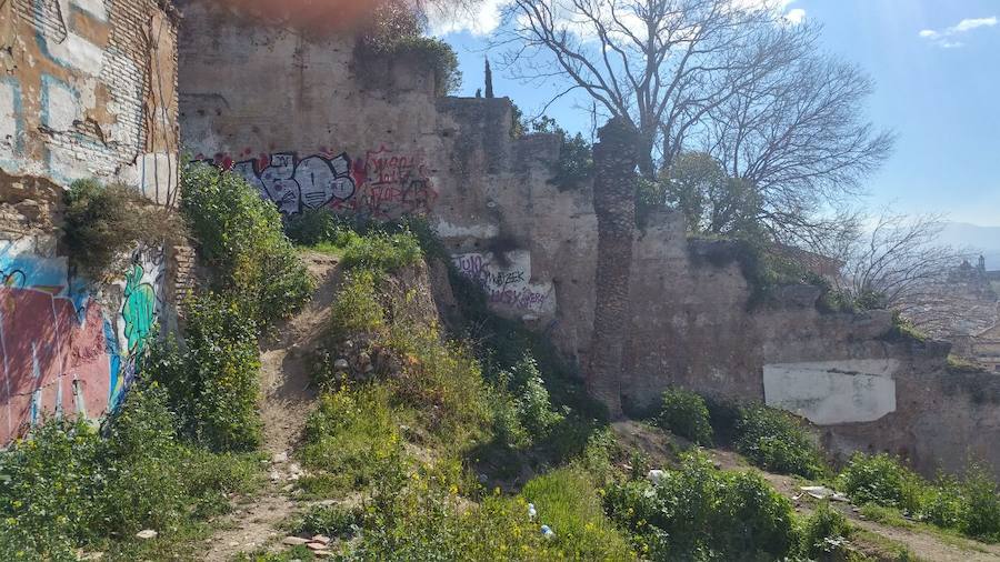 Estas parcelas acumulan basura en pleno barrio Patrimonio de la Humanidad