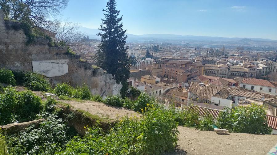 Estas parcelas acumulan basura en pleno barrio Patrimonio de la Humanidad