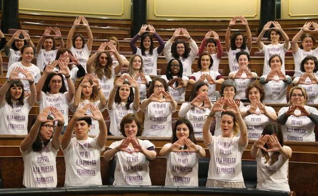 Camisetas en apoyo a la huelga feminista durante la sesión de control al Gobierno.