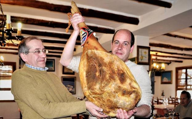 A la derecha Francisco Pérez (hijo) con su jamón de 20 kilos, en compañía de su amigo José Luis Rosillo.