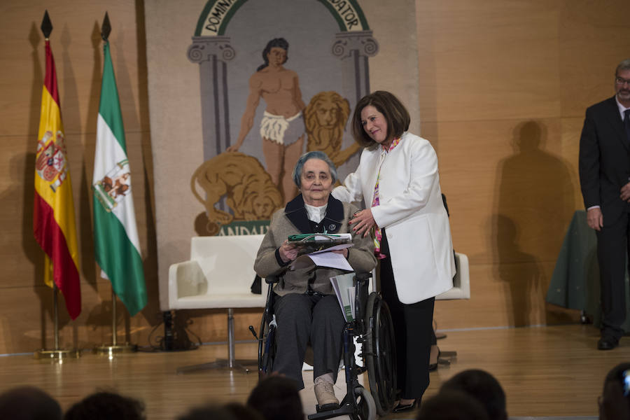 Trece personas e instituciones de Granada reciben la bandera de Andalucía por su trayectoria destacada de manos de la Junta de Andalucía en un acto que congregó a 400 asistentes en el Parque de las Ciencias