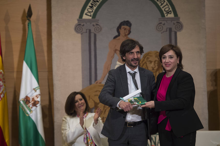 Trece personas e instituciones de Granada reciben la bandera de Andalucía por su trayectoria destacada de manos de la Junta de Andalucía en un acto que congregó a 400 asistentes en el Parque de las Ciencias