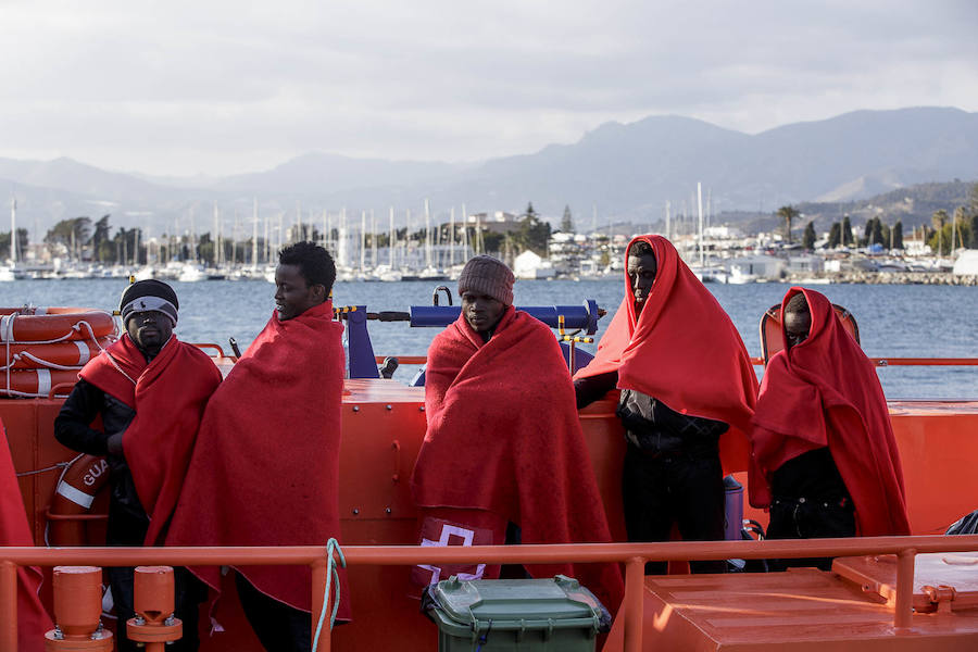Los inmigrantes han sido atendidos por la Cruz Roja a su llegada al puerto granadino, donde les han dispensado una primera atención sanitaria y alimenticia.