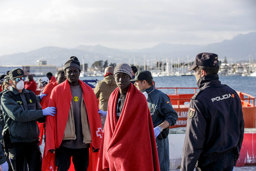 Los inmigrantes han sido atendidos por la Cruz Roja a su llegada al puerto granadino, donde les han dispensado una primera atención sanitaria y alimenticia.
