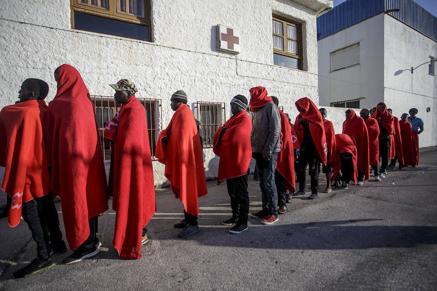 Los inmigrantes han sido atendidos por la Cruz Roja a su llegada al puerto granadino, donde les han dispensado una primera atención sanitaria y alimenticia.