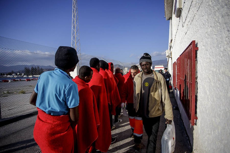 Los inmigrantes han sido atendidos por la Cruz Roja a su llegada al puerto granadino, donde les han dispensado una primera atención sanitaria y alimenticia.