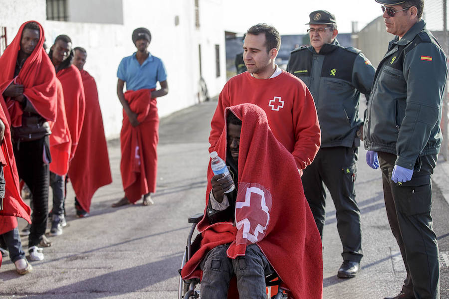 Los inmigrantes han sido atendidos por la Cruz Roja a su llegada al puerto granadino, donde les han dispensado una primera atención sanitaria y alimenticia.