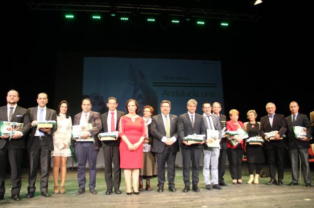 Los premiados en el acto institucional del Día de Andalucía, junto al consejero de Agricultura, Rodrigo Sánchez, y la delegada del Gobierno andaluz.