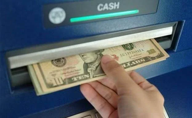 Un banco demanda a una mujer que se aprovechó de un cajero que daba billetes de 100 dólares