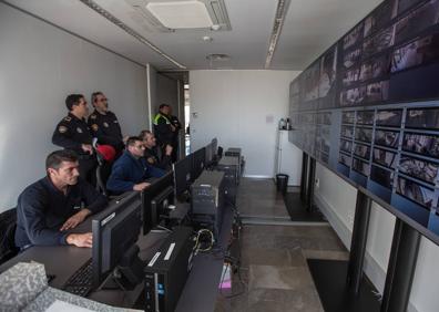 Imagen secundaria 1 - Salas de control en la jefatura de Policía Local en Huerta del Rasillo. 
