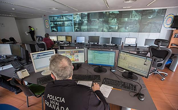 Imagen principal - Salas de control en la jefatura de Policía Local en Huerta del Rasillo. 