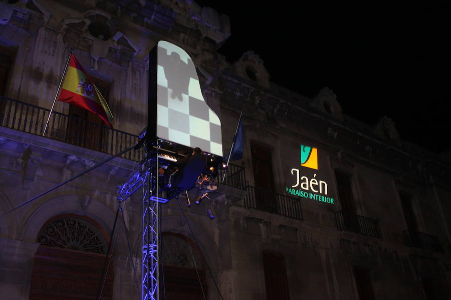 Colgado desde seis metros de altura y en posición vertical, la actuación de David Moreno dio anoche comienzo al I Festival de Piano de Jaén