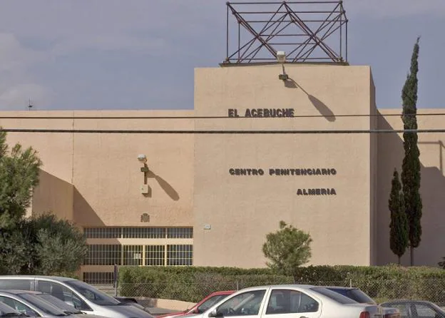 Centro Penitenciario de Almería, 'El Acebuche', a unos 15 kilómetros del núcleo urbano.