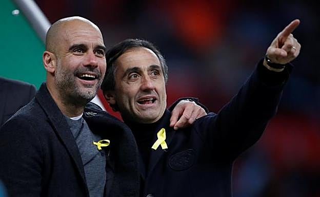 Pep Guardiola y Manuel Estiarte, tras la victoria del Manchester City. 
