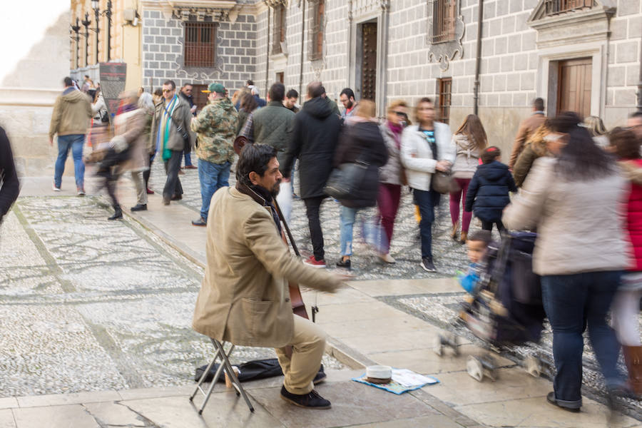 Decenas de artistas callejeros conviven con granadinos y foráneos, sobre todo los fines de semana