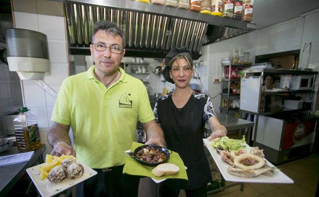 Empleados del restaurante Playa Poniente muestran las tapas que elaboraron con motivo de la Magna.