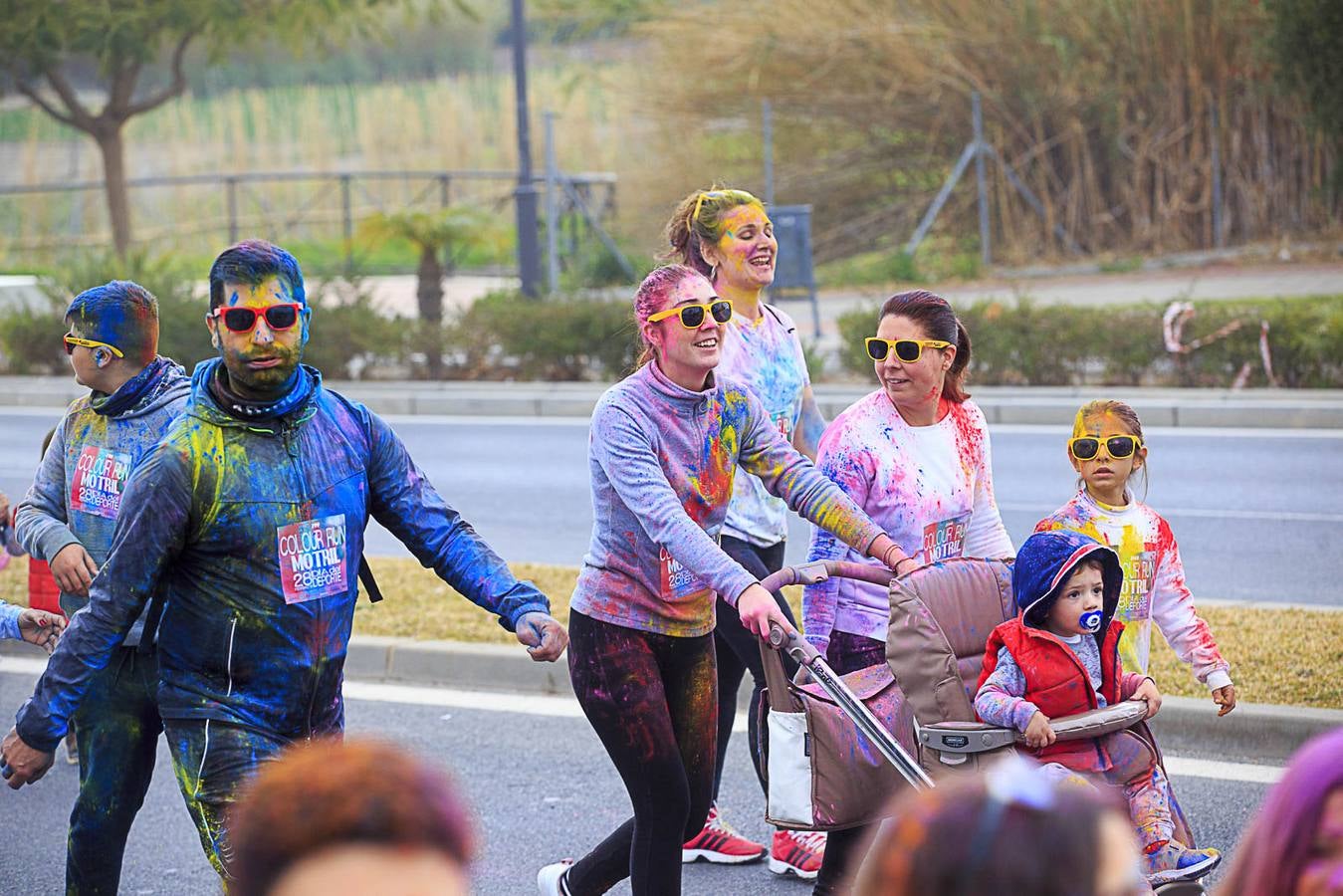 El concejal de Deportes de Motril, Miguel Ángel Muñoz, acompañado por miembros del equipo de Gobierno, dio la salida a la 'Colour Run', organizada con motivo del Día del Deporte