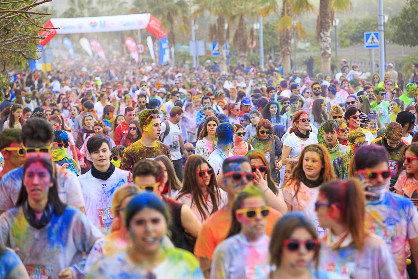 El concejal de Deportes de Motril, Miguel Ángel Muñoz, acompañado por miembros del equipo de Gobierno, dio la salida a la 'Colour Run', organizada con motivo del Día del Deporte