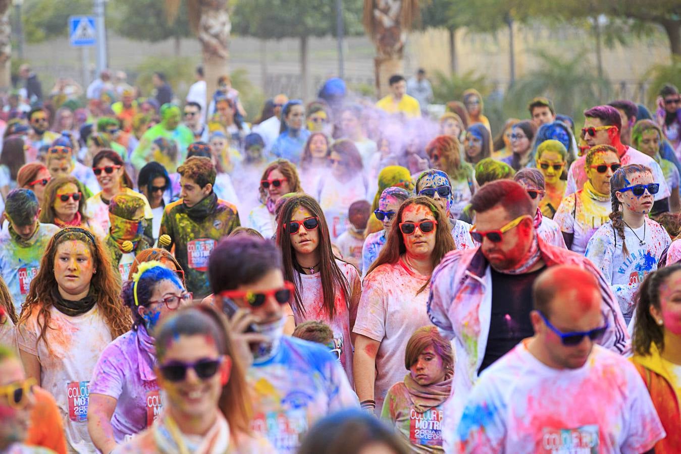 El concejal de Deportes de Motril, Miguel Ángel Muñoz, acompañado por miembros del equipo de Gobierno, dio la salida a la 'Colour Run', organizada con motivo del Día del Deporte