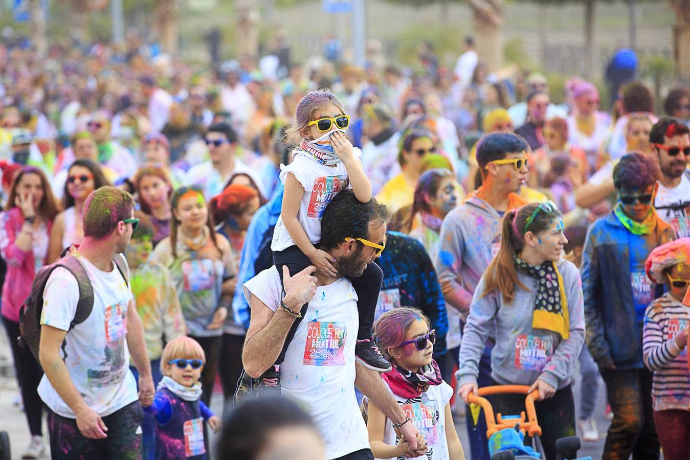 El concejal de Deportes de Motril, Miguel Ángel Muñoz, acompañado por miembros del equipo de Gobierno, dio la salida a la 'Colour Run', organizada con motivo del Día del Deporte