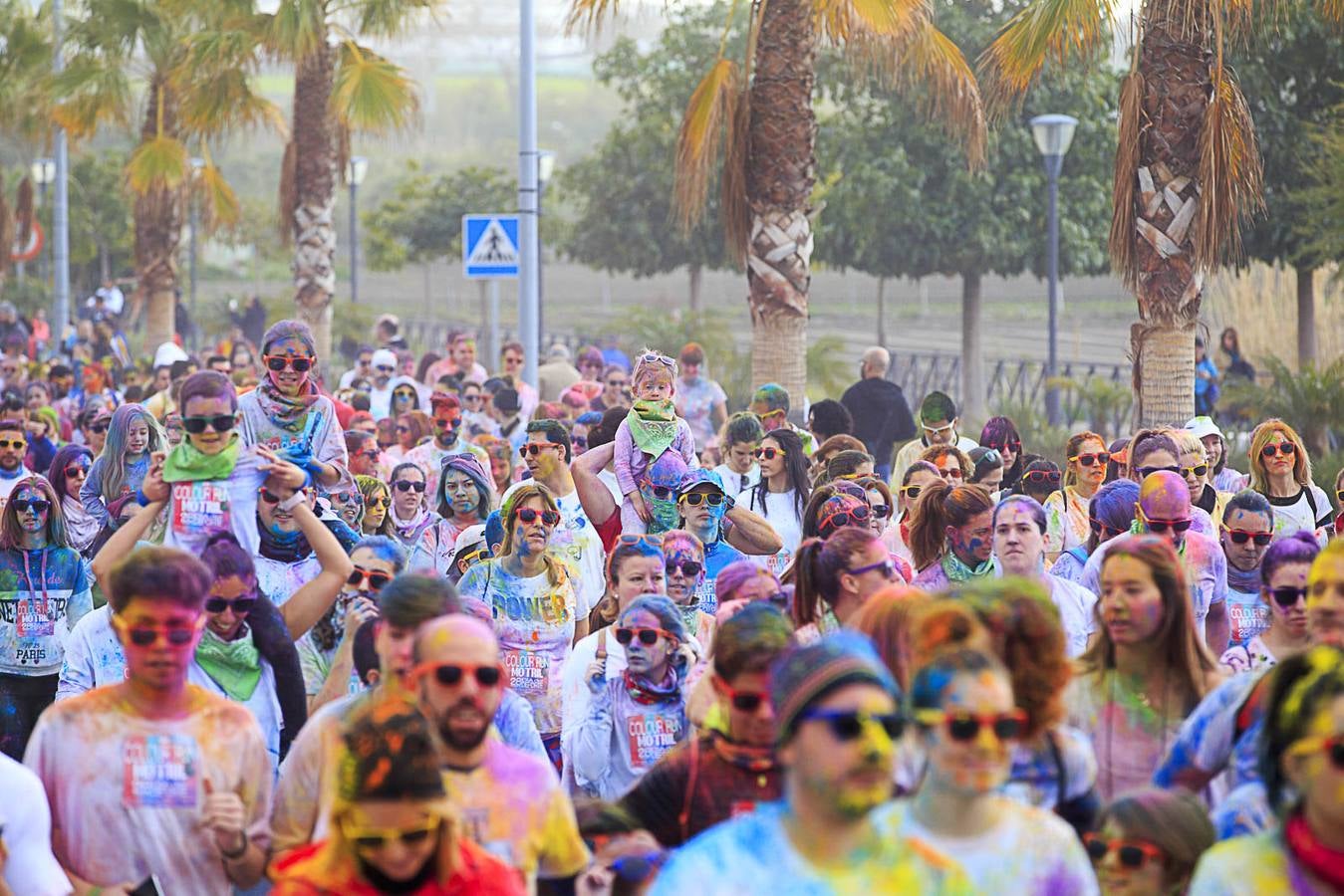 El concejal de Deportes de Motril, Miguel Ángel Muñoz, acompañado por miembros del equipo de Gobierno, dio la salida a la 'Colour Run', organizada con motivo del Día del Deporte